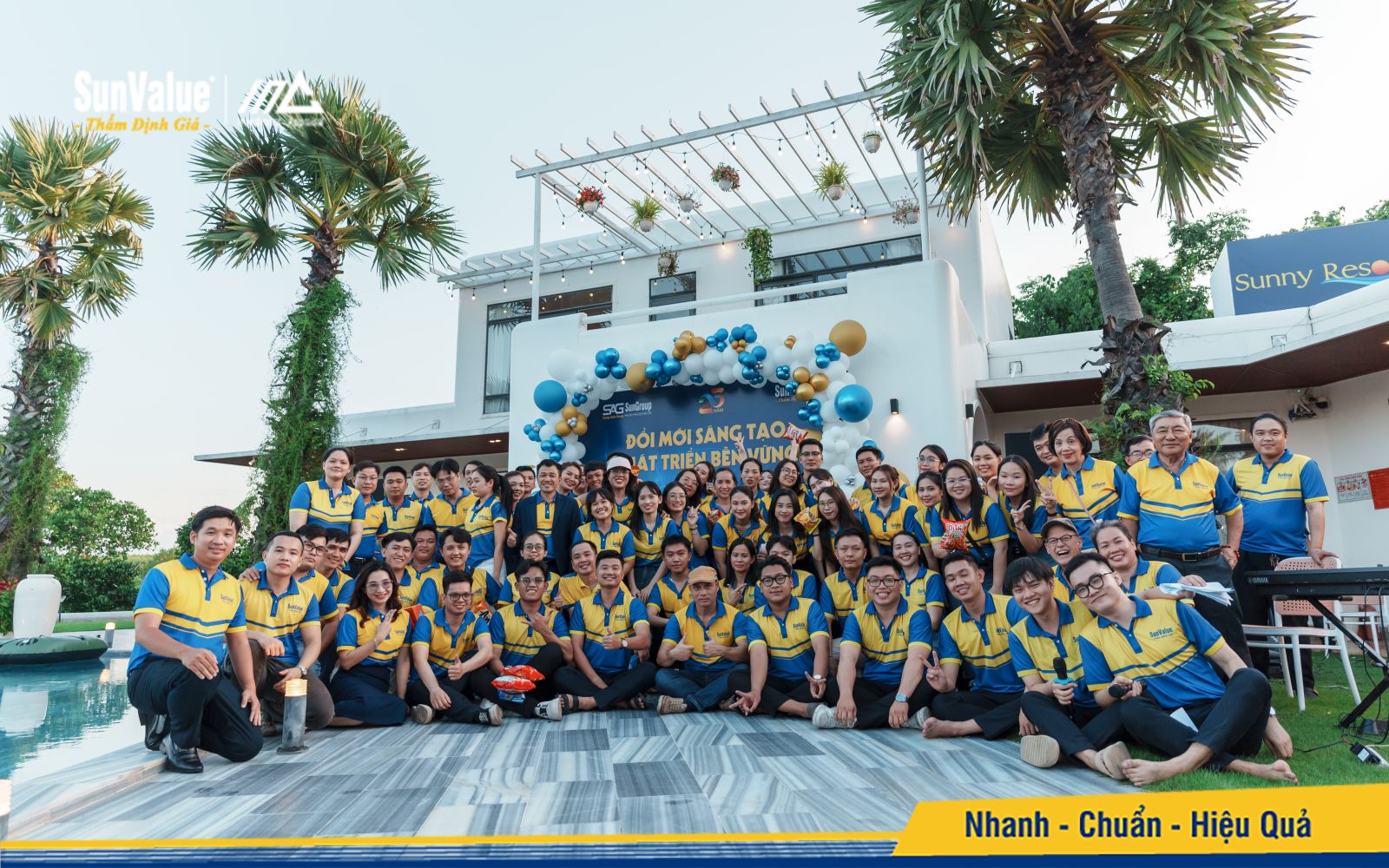 Các thành viên SunValue chụp ảnh lưu niệm