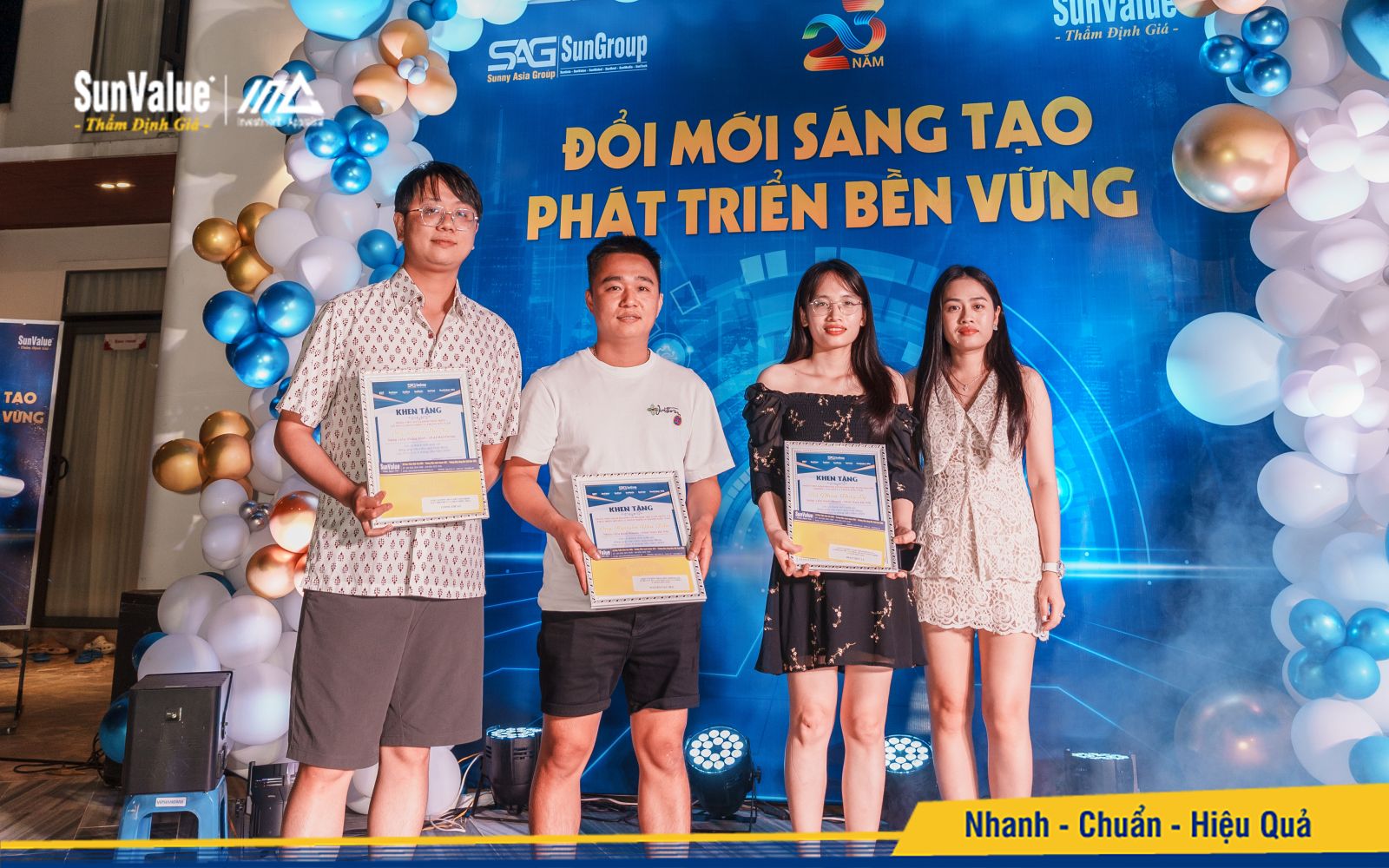 Trao giải NVKD có doanh thu cao nhất và NVTĐ thực hiện nhiều hồ sơ 6 tháng đầu năm