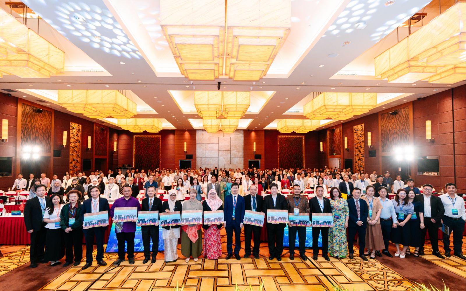 TS. Trương Thái Sơn cùng đại diện Ban lãnh đạo và các đại biểu tại Hội nghị quốc tế AVA 28