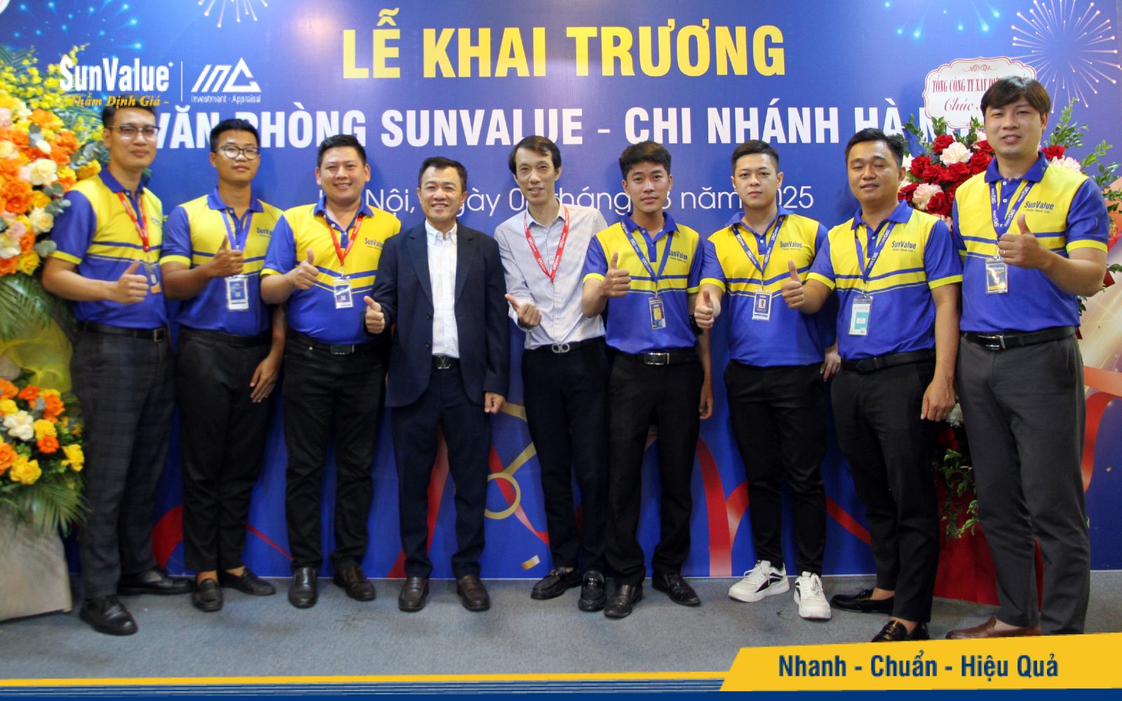 Chủ tịch Thẩm định Quốc tế Đông Dương chụp ảnh lưu niệm cùng CBNV