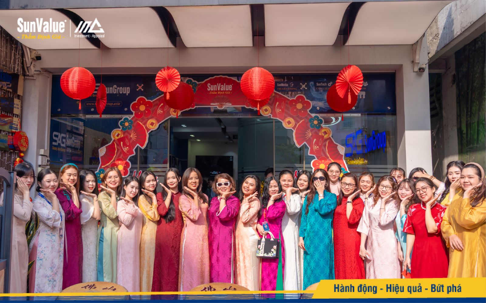 Buổi lễ diễn ra trang trọng với sự tham dự của Ban Lãnh đạo và toàn thể cán bộ nhân viên