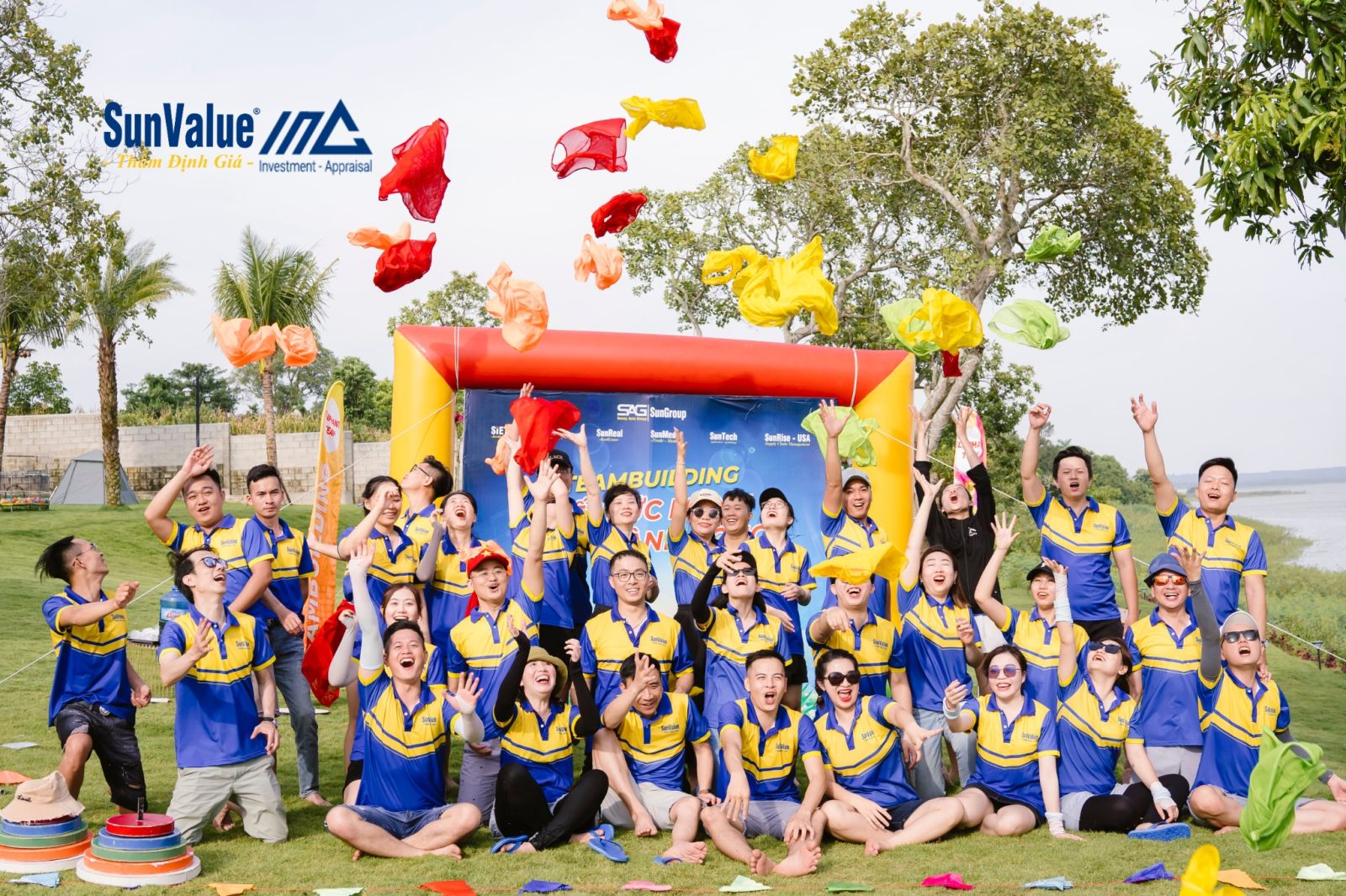 Chụp ảnh lưu niệm Team Building